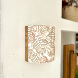Solid Oak Wall Lamp – Handmade Sconce with Leaf Pattern Shade – Rustic & Nature-Inspired Lighting for Cozy and Stylish Home Decor