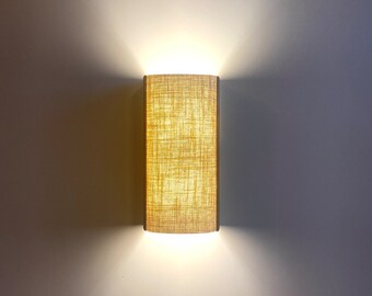 Wandlamp van hout en stof. Eiken wandlamp. Houten wandlamp. Wandlampen. Ecologisch materiaal. Ecologische scheepvaart. Schanslamp. houten lamp