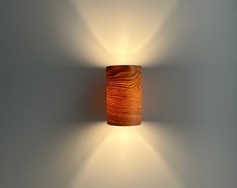 Wandlamp gemaakt van eikenhout en natuurlijk walnootfineer. Mooi licht. origineel lampje. verbazingwekkend licht. handgemaakt