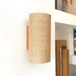 Lámpara de pared hecha a mano: base de madera de roble natural y pantalla cilíndrica de ratán: aplique de pared, iluminación del hogar.