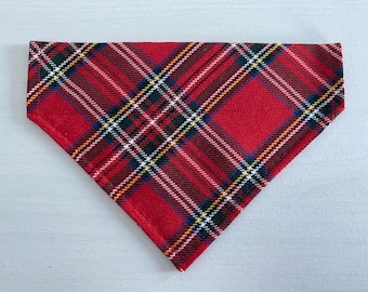 Może przedstawiać: Czerwona bandana w kratę dla psa z czarnymi, białymi i żółtymi paskami.