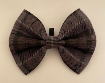 Il papillon per cani in tartan nero e grigio