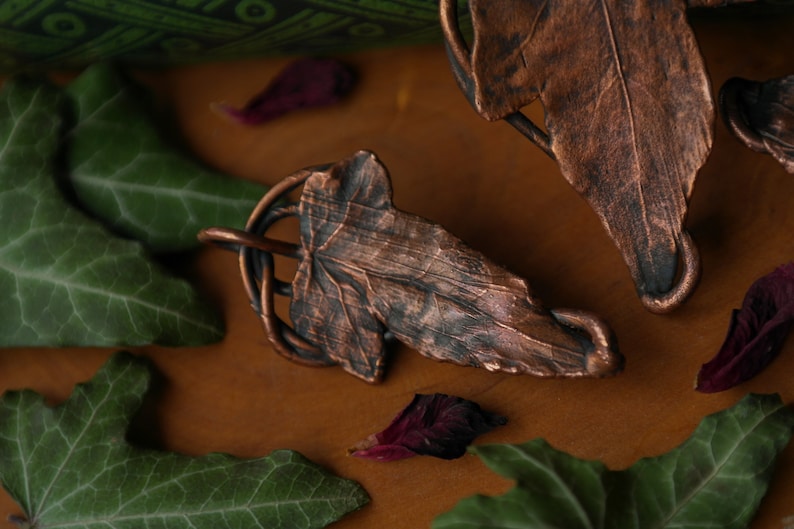 Broche de lierre, broche, feuille de lierre plaquée cuivre, faite à la main, elfes, fée, cuivre, cosplay fantastique, fée, elfique, feuille de marlorn, épingle de cape A