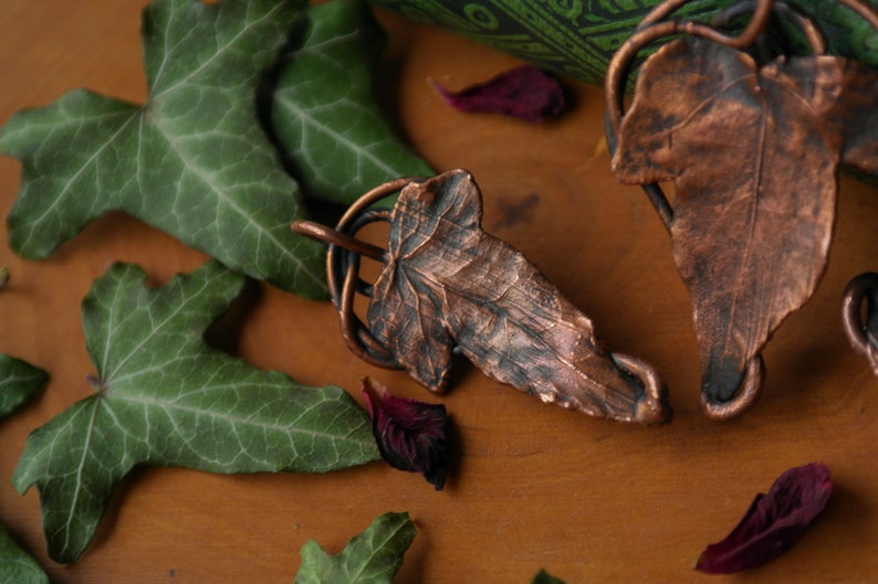 Broche de lierre, broche, feuille de lierre plaquée cuivre, faite à la main, elfes, fée, cuivre, cosplay fantastique, fée, elfique, feuille de marlorn, épingle de cape image 9