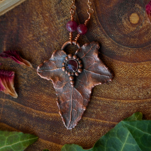 Copper-plated ivy leaf with tourmaline, electroforming, ivy, handmade, elves, fairy, copper, fantasy, fairycore, copper jewelry, elves