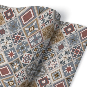 Op de afbeelding: Een naadloos patroon van kleurrijke tegels met geometrische en bloemmotieven in tinten blauw, rood, bruin en wit.