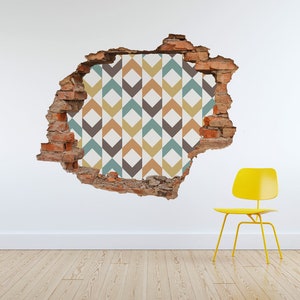 Può includere: Una sedia gialla si trova di fronte a un muro bianco con un buco che rivela una carta da parati con motivo geometrico in tonalità di marrone, beige, verde acqua e grigio.