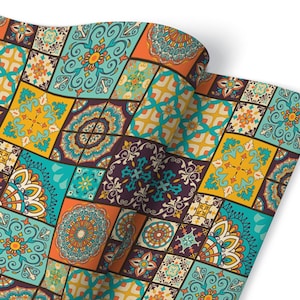 Op de afbeelding: Een naadloos patroon van kleurrijke, ingewikkelde tegelontwerpen in tinten blauw, oranje, geel en bruin. De tegels zijn in een patchwork-patroon gerangschikt, wat een levendig en visueel aantrekkelijk ontwerp creëert.