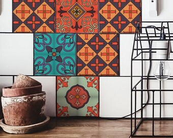 Puede incluir: Un conjunto de pegatinas de azulejos coloridos con patrones geométricos en tonos naranja, azul, verde y morado. Las pegatinas están dispuestas en un patrón de cuadrícula en una pared de azulejos blancos.