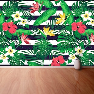 Fiori tropicali in vlies o carta da parati autoadesiva / rivestimento murale Fiori e foglie tropicali su sfondo a righe. Rivestimento murale wallpap W#357