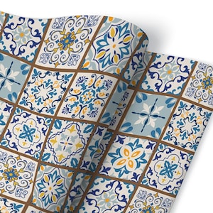 Op de afbeelding: Een naadloos patroon van blauwe, witte en gele tegels met ingewikkelde bloemmotieven. De tegels zijn gerangschikt in een rasterpatroon en hebben een bruine rand.