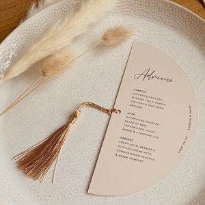 ARIA - Boho-bruiloft halve maan menuplaatskaarten met kwastje en halve cirkel boogvorm ontwerp minimalistische moderne bruiloftsmenu's