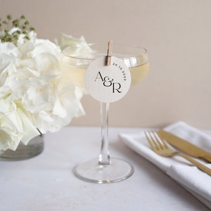 Labels bruiloftsdrankje | Minimalistische beige moderne kaarten | Decoratieve papieren labels met clip | Initialen cirkel monogram (NIET EETBAAR)