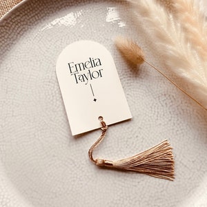 ARIA - Boho Trouwplaatsnamen met kwastje en boogvormontwerp | Gepersonaliseerde namen Minimal Gold Modern