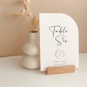 PENNY - Numeri da tavolo per matrimoni con arco Boho Semicerchio minimo Sigillo di cera Ritaglio di carte da tavolo per matrimoni / Dimensioni 5x7 (supporto in legno non incluso)