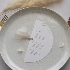BRONTË - Minimalistyczne menu weselne z nazwą miejsca, półksiężycowymi kartkami z miejscem na menu, wstążką i przelotką Minimalistyczny projekt w kształcie półkola i łuku