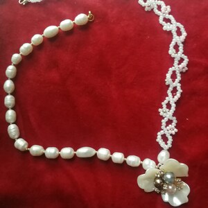 Collar de perlas de agua dulce Collar de cuentas de semillas Collar de flores Collar con colgante