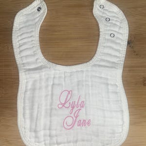 Baberos de muselina para bebé con nombre personalizado