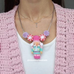 WZÓR PDF na naszyjnik z dziadkiem do orzechów autorstwa Miss Daisy (wzór na szydełkowanie amigurumi)