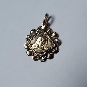 Gold pendant Virgin Mary. 1.5 cm diameter
