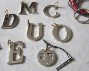 Pendentif ou porte-clés lettres en acier