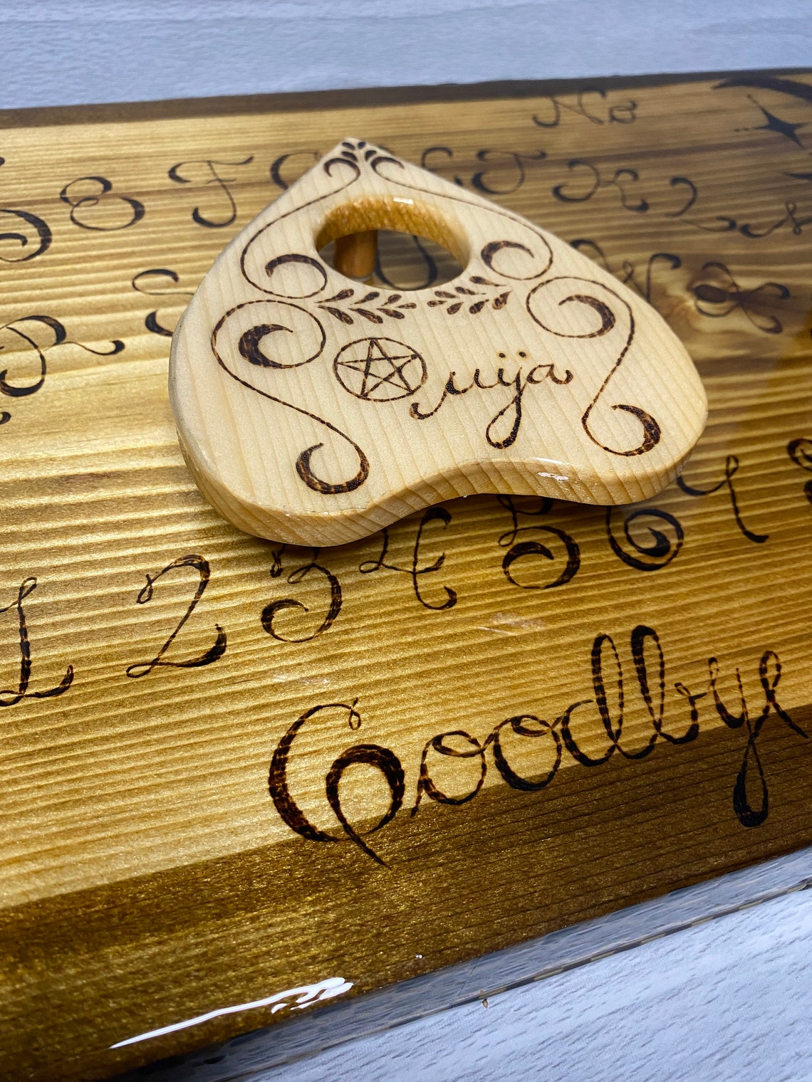 bois brûlé en 6 lettres