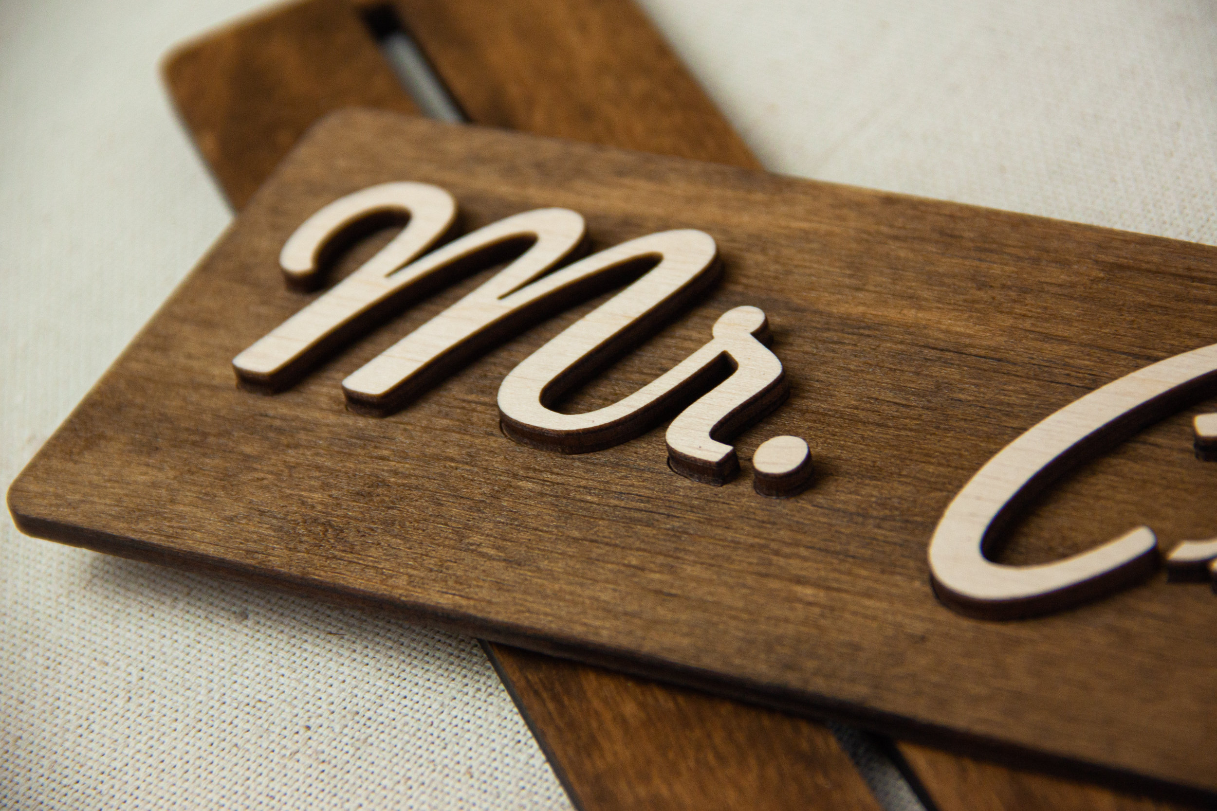 Placa De Escritorio Personalizada De Madera Y Latón Engraving International – Elegante Regalo Para Oficina