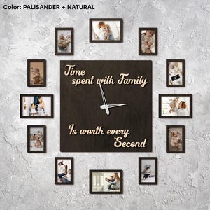 Puede incluir: Un reloj de madera con un acabado marrón oscuro y una esfera blanca. El reloj está decorado con una cita que dice "El tiempo pasado con la familia vale cada segundo". El reloj está rodeado de 12 marcos pequeños, cada uno con una foto de familia.