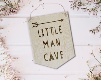 Peut inclure: Panneau en bois avec le texte "Little Man Cave" dans une police de caractères géométrique. Le panneau est décoré d'une flèche et d'un symbole de tente.
