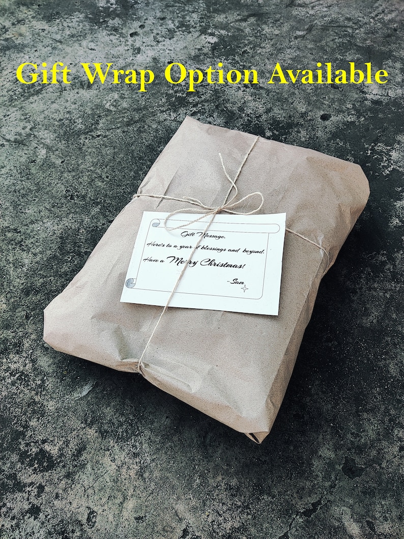 K&ouml;nnte beinhalten: Ein Geschenk, verpackt in braunem Papier, mit Bindfaden verschn&uuml;rt und einer kleinen Karte. Die Karte lautet "Gift Message: Here's to a year of blessings and beyond. Have a Merry Christmas! -Sam". Der Text "Gift Wrap Option Available" ist gelb.