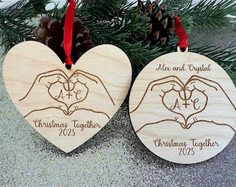 Ornamento a forma di cuore, ornamento con iniziale personalizzata, ornamento per la persona amata, ornamento inciso, ornamento per coppie, ornamento per Natale insieme