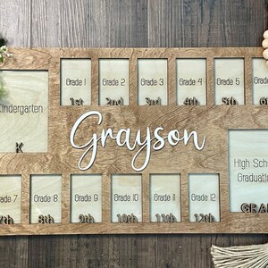Puede incluir: Marco de fotos de madera con 13 ranuras para fotos, etiquetadas con los grados de Kindergarten a 12&ordm; grado y graduaci&oacute;n de la escuela secundaria. El marco est&aacute; personalizado con el nombre "Grayson".