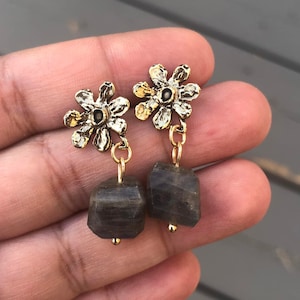 Pendientes de labradorita de oro, pendientes de oro boho, joyas de flores de oro, regalo de cumpleaños, pendientes colgantes de oro, regalos para ella, pendientes colgantes de oro