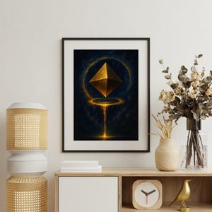 以下が含まれることがあります： 暗い青と金の背景に、光を発する金色の幾何学的な形が描かれた額入りのアートプリント。 アートワークは、装飾品のある木製のキャビネットの上にある白い壁に展示されています。
