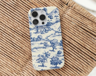 Peut inclure: Une coque de téléphone iPhone blanche avec un motif toile bleu et blanc représentant des maisons, des arbres et un chemin sinueux.