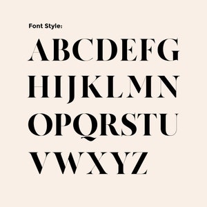 Puede incluir: Presentaci&oacute;n del alfabeto en fuente serif negra sobre fondo beige claro. Las letras est&aacute;n dispuestas en filas. El texto "Font Style:" est&aacute; en la parte superior de la imagen.