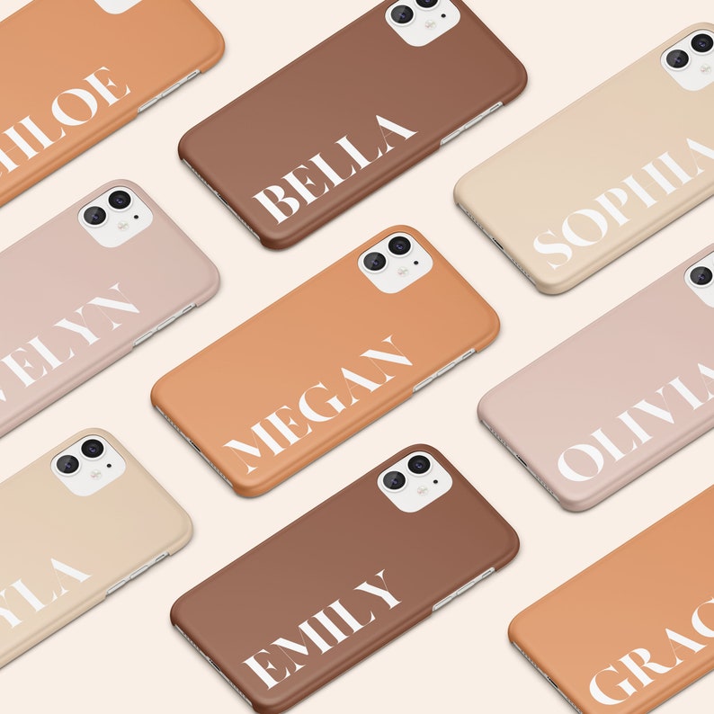 Puede incluir: Una colecci&oacute;n de fundas de tel&eacute;fono personalizadas en tonos marrones, melocot&oacute;n y beige. Cada funda presenta un nombre en letras blancas estilizadas. Las fundas est&aacute;n dispuestas sobre una superficie beige claro.