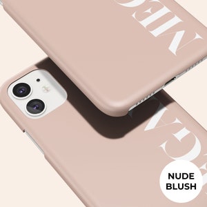 Puede incluir: Dos fundas de tel&eacute;fono color nude blush con texto blanco. Una funda est&aacute; encima de la otra, con el texto "MEGA" visible en la funda superior. El texto "GIRL" es visible en la funda inferior. Las palabras "NUDE BLUSH" est&aacute;n en un c&iacute;rculo blanco.