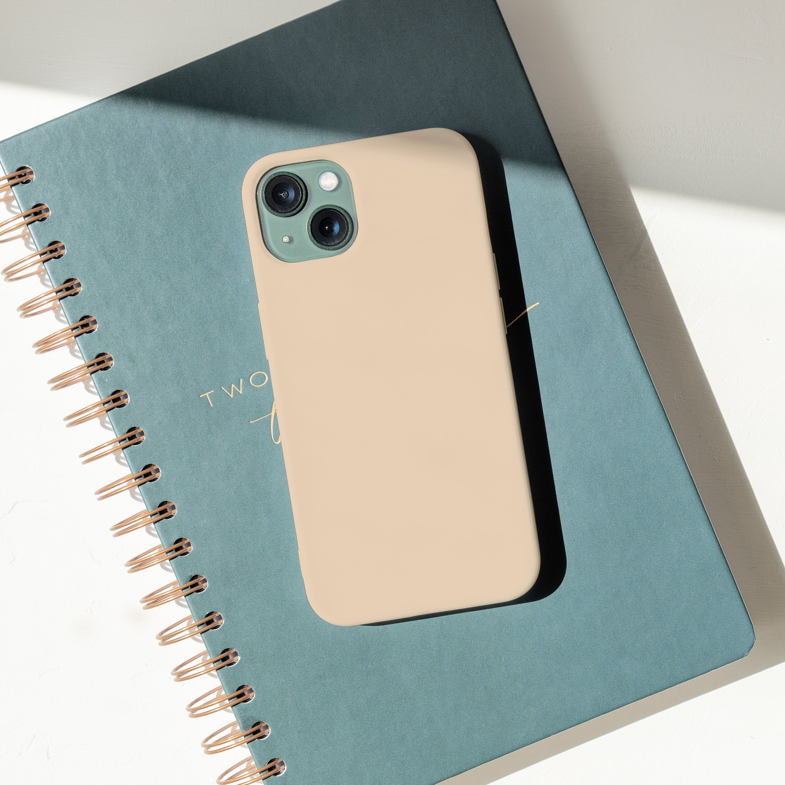 ajew(エジュー)iPhone13 / beige 【patent case】 iPhone13 / beige 【patent case】 (発送はご注文から3営業日