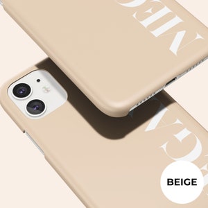 Puede incluir: Fundas de tel&eacute;fono beige con texto blanco. Las fundas se muestran en &aacute;ngulo, con la palabra "MEGA" parcialmente visible en una de ellas. La palabra "BEIGE" est&aacute; en un c&iacute;rculo blanco en la esquina inferior derecha.