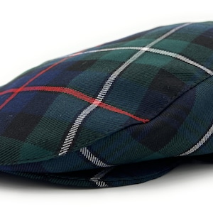 Puede incluir: Una gorra plana de cuadros verdes, azules, rojos y blancos.