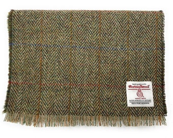 Groene sjaal van Harris Tweed met franjes en visgraat, gemaakt in Schotland