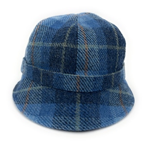 以下が含まれることがあります： 幅広のつばが付いた、青と茶色の格子柄のバケットハットです。