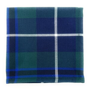 Peut inclure: Un carré de poche plié avec un motif à carreaux classique. Le design présente une combinaison de rayures vert foncé, bleu marine et blanches. Le tissu est finement tissé et les bords sont soigneusement ourlés.