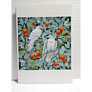 Puede incluir: Una impresión que presenta dos pájaros blancos posados ​​en medio de una detallada ilustración de un árbol con frutos anaranjados, hojas verdes y pequeñas flores blancas. El fondo es de color verde azulado oscuro. La impresión está sobre un fondo blanco.