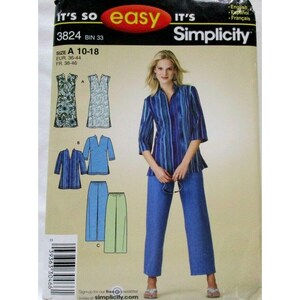 Puede incluir: Patrón de costura Simplicity 3824 para tallas 10-18. El sobre muestra una túnica de rayas azules y pantalones azules. Las ilustraciones muestran variaciones que incluyen una túnica con estampado floral, una túnica azul y pantalones verdes.