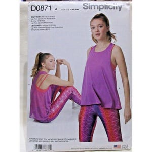 Op de afbeelding: Simplicity naaipatroon D0871 A voor een gebreide top en legging in maten XXS-XXL. De verpakking toont een paarse mouwloze top en een legging met een geometrisch ruitpatroon in roze, oranje en paarse kleurtinten.