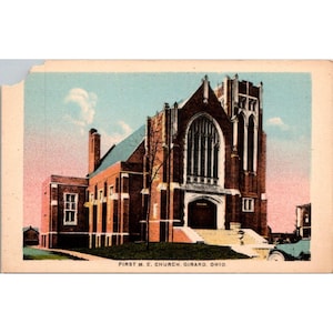 Könnte beinhalten: Vintage Postkarte mit der First M.E. Church in Girard, Ohio. Die Kirche ist ein großes Backsteingebäude mit einem hohen Turm und gewölbten Fenstern. Der Himmel ist eine Mischung aus Blau und Rosa, was auf einen Sonnenaufgang oder -untergang hindeutet. Der Text "FIRST M. E. CHURCH, GIRARD, OHIO" ist unten aufgedruckt.