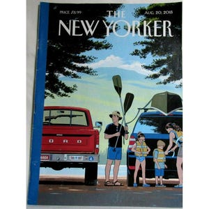 以下が含まれることがあります： 2018年8月20日のニューヨーカー誌の表紙。カヤック旅行の準備をする家族が描かれています。赤いフォードのピックアップトラックと青い車が道端に駐車されています。男性がパドルを持ち、子供たちはライフジャケットを着ています。