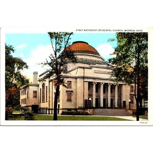 Könnte beinhalten: Vintage Postkarte mit der First Methodist Episcopal Church in Warren, Ohio. Die Kirche hat eine große Kuppel und Säulen, mit Bäumen, die das Gebäude einrahmen. Der Himmel ist blau mit einigen Wolken.